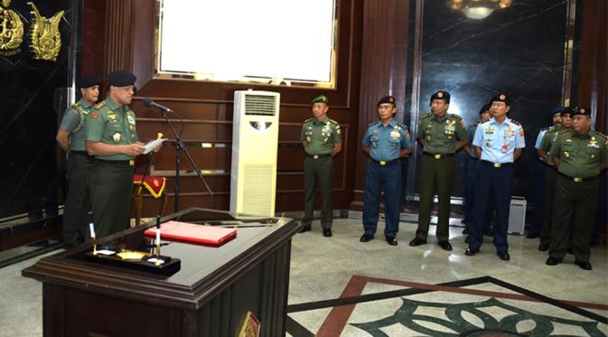 Panglima TNI Jenderal Gatot Nurmantyo memberikan sambutan saat sertijab Kapuspen TNI dari Mayjen TNI Endang Sodik kepada Brigjen TNI Tatang Sulaiman. (Puspen TNI)