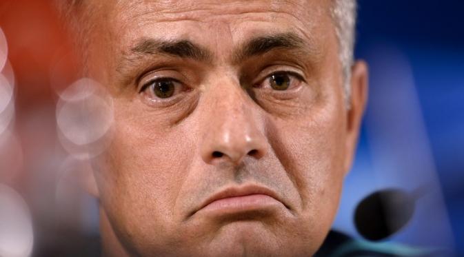 Ekspresi Jose Mourinho di sesi konfrensi pers (MIGUEL RIOPA / AFP)