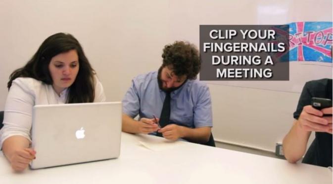 Memotong kuku selama rapat | via: buzzfeed.com