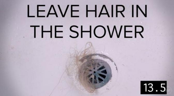Meninggalkan rambut rontok di <em>shower</em> | via: youtube.com