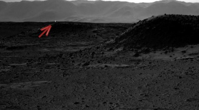 Cahaya terlihat di permukaan Mars. | via: NASA
