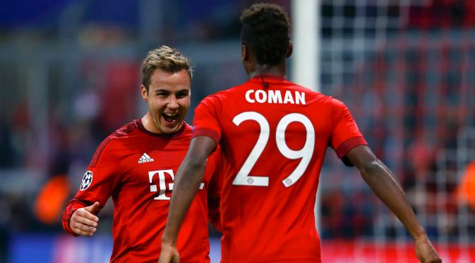 Gelandang Muenchen, Mario Goetze (kiri) melakukan selebrasi usai mencetak gol ke gawang Dinamo Zegreb pada laga Liga Champions di Allianz Arena, Jerman (30/9/2015). Muenchen menang telak atas Dinamo Zegreb dengan skor 5-0. (REUTERS/Michael Dalder)