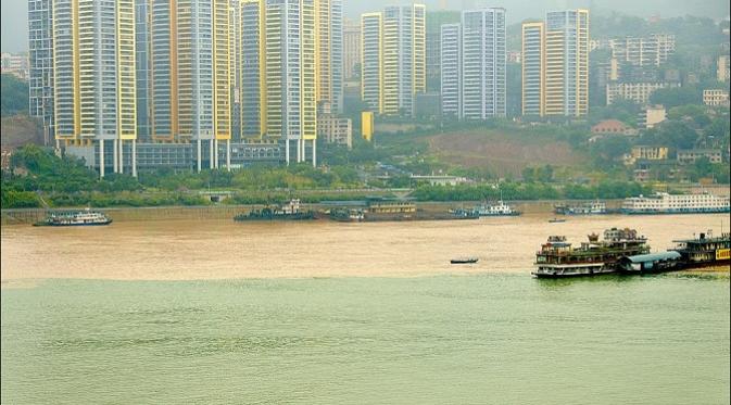 Sungai Jialing dan Yangtze, Chongqing. | via: lazypenguins.com