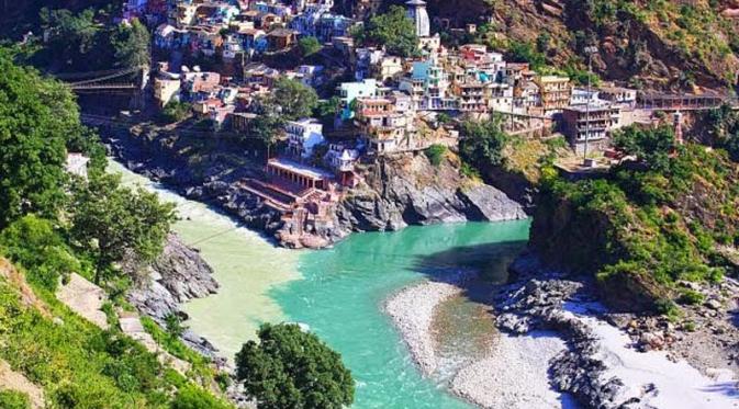 Sungai Alaknanda dan Bhagirathi, Devprayag. | via: earthporm.com