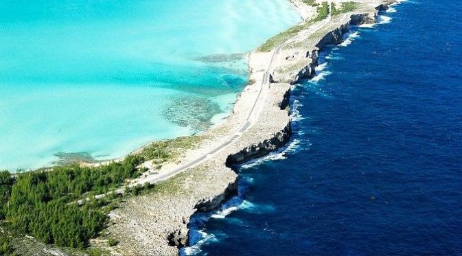 Laut Karibia bertemu Samudra Atlantic di Eleuthera. | via: amusingplanet.com