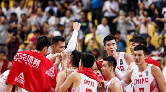 Timnas basket Tiongkok merayakan kemenangan terkini mereka di penyisihan grup FIBA Asia 2015. Bentrok melawan Qatar di Gymnasium of Changsha Social Work College, Changsha, Hunan, Tiongkok, Rabu (30/9/2015), Tiongkok menang 89-65.(FIBA)