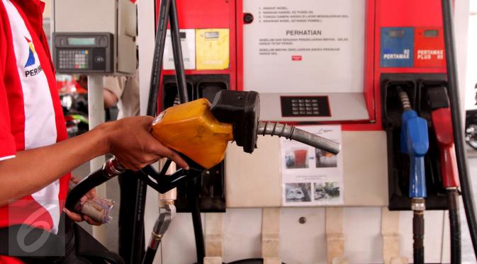 Aktivitas pengisian BBM di SPBU Cikini, Jakarta, Rabu (30/9/2015). Menteri ESDM, Sudirman Said menegaskan, awal Oktober tidak ada penurunan atau kenaikan harga bahan bakar minyak (BBM) baik itu bensin premium maupun solar. (Liputan6.com/Angga Yuniar)