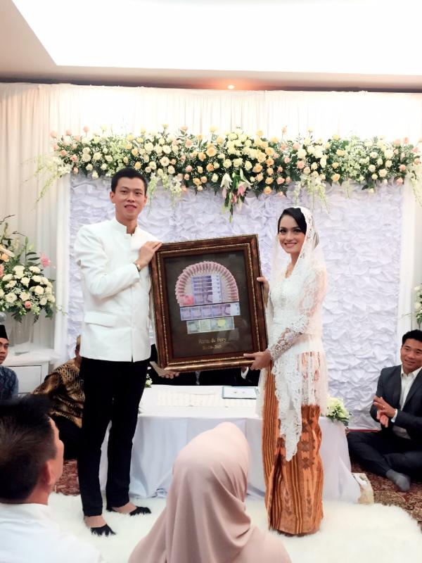 Pada akad nikah tersebut, Ririn Ekawati dan Ferry Wijaya mengenakan pakaian berwarna putih. Ferry Wijaya pun memberikan mas kawin dengan nilai sebesar Rp 30.092.015. (via Mario Markoneng)