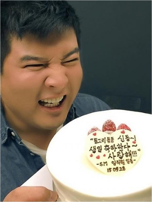 Shindong dan kue ulang tahunnya (via kpopstarz.com)