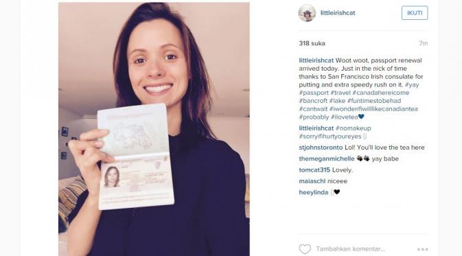 Cathriona White dan paspornya yang baru. Saat itu dia akan pergi ke Kanada (via Instagram Cathriona White)