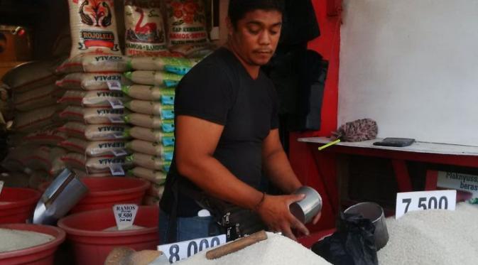 Rahmat (35), pedagang beras di Pasar Kemiri, Rawa Buaya, Cengkareng, Jakarta Barat. (Foto: Fiki Ariyanti/Liputan6.com)