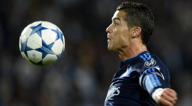 Pemain Real Madrid, Cristiano Ronaldo mengontrol bola saat laga Liga Champions melawan Malmo FF di Stadion Malmo New, Swedia, Kamis (1/10/2015). Madrid berhasil menang 2-0. (Reuters/Andres Wiklund)