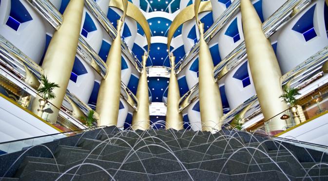 Jumeirah's Burj Al Arab, Dubai, UEA. | via: Alamy Stock Photo
