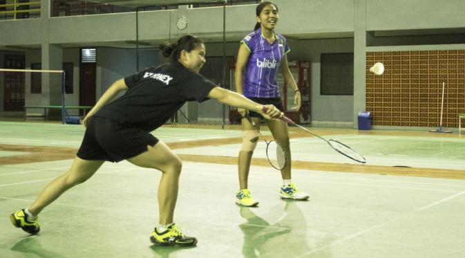 Pasangan pebulutangkis ganda putri, Greysia Polii dan Nitya Krishinda mengikuti latihan di Pelatnas Cipayung, Jakarta, Senin (28/9/2015). (Bola.com/Vitalis Yogi Trisna)