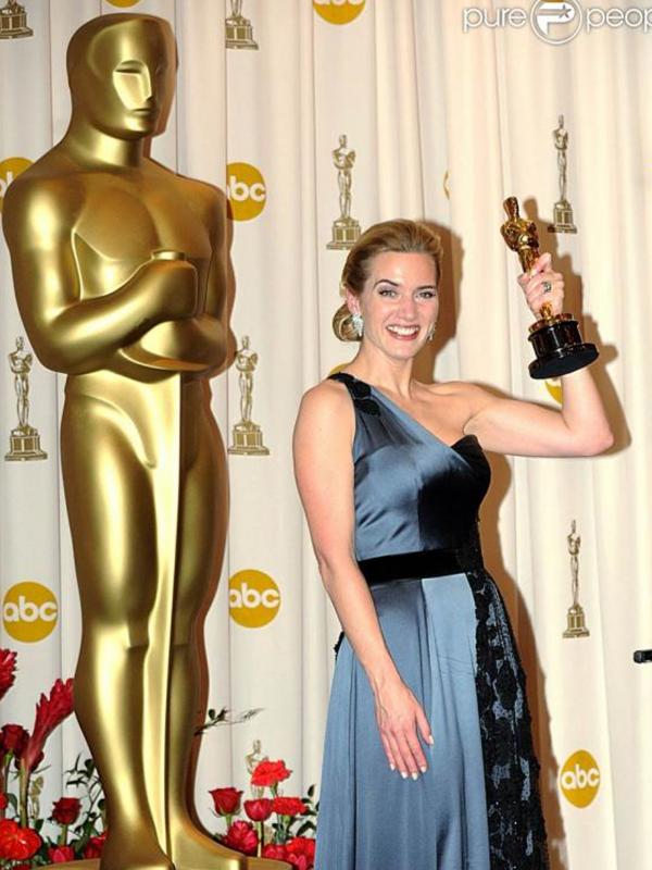 Kate Winslet saat menerima Piala Oscar 2009. (foto: purepeople)