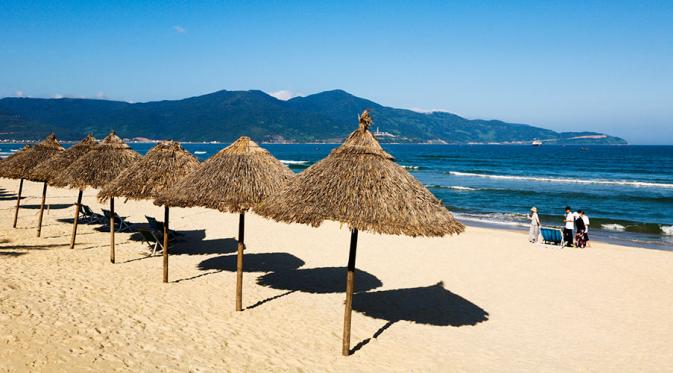 Pantai China, Da Nang, Vietnam. | via: cathaypacific.com