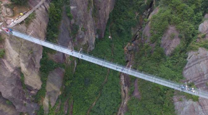 Sensasi berjalan di atas jembatan kaca di Tiongkok ini seperti Anda berjalan mengawang di atas jurang