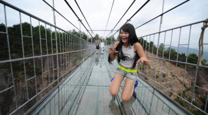 Sensasi berjalan di atas jembatan kaca di Tiongkok ini seperti Anda berjalan mengawang di atas jurang