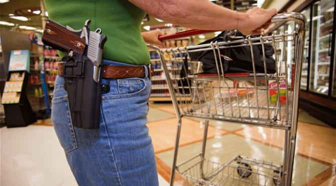 Penduduk AS sangat terbiasa dengan senjata api. Sampai-sampai ada yang membawa senjata ke tempat seperti supermarket. (foto: The Telegraph)