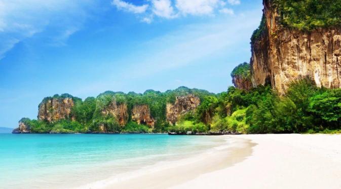 Pantai di selatan Thailand. | via: businessinsider.co.id