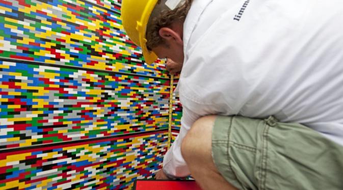 Setiap satu buah Lego yang terbuat 1958 hingga kini dibuat dengan konsisten. Kamu bisa menyatukan biji Lego lima tahun lalu dengan Lego 20 tahun lalu | via: popularmechanics.com