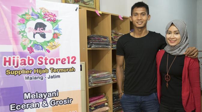 Hendro Siswanto bersama istri, Adirsti Dyah membuka toko Hijab Store 12 di Malang, Jawa Timur, Senin (21/9/2015). (Bola.com/Vitalis Yogi Trisna)
