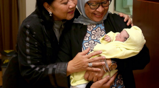 Ani Yudhoyono dan besannya; Ny. Okke Rajasa, juga bergembira dengan kelahiran ini. (Instagram @aniyudhoyono)