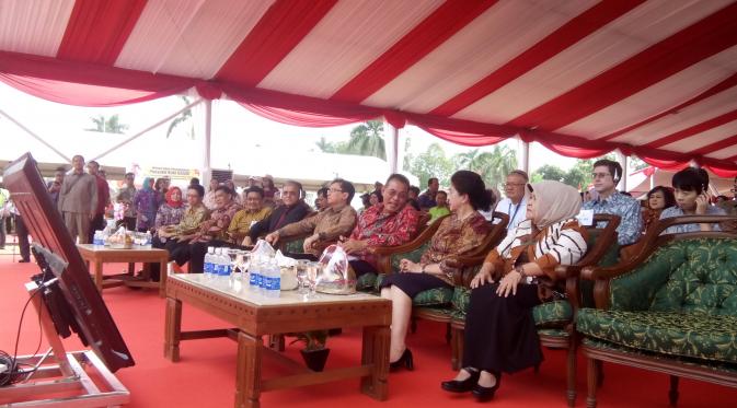Menteri Kesehatan RI, Nila Moeloek meminta secara langsung Bupati Kabupaten Rokan Hilir, Riau, Suyatno mengonsumsi obat pencegah kaki gajah.