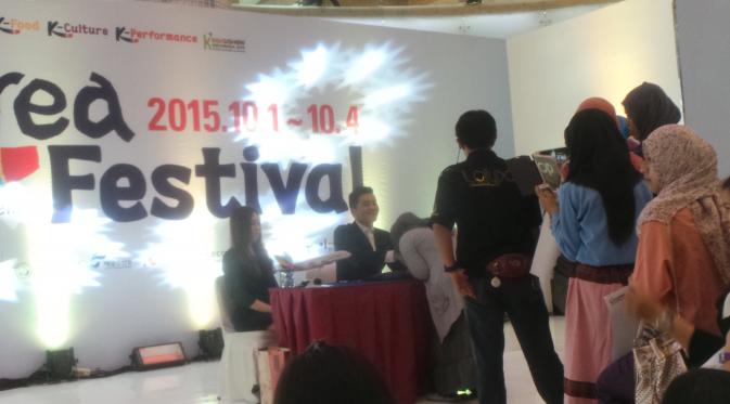 Eru saat menggelar fan signing di Mall Lotte Avenue, Jakarta, Kamis (1/10/2015). 