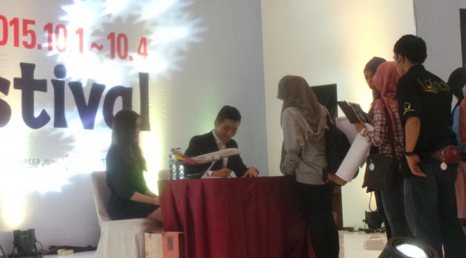 Eru saat menggelar fan signing di Mall Lotte Avenue, Jakarta, Kamis (1/10/2015). 