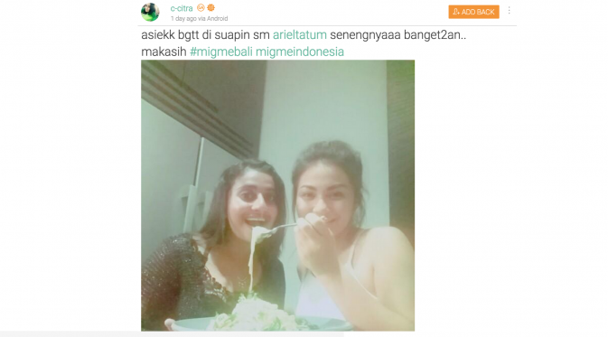 Kebersamaan Ariel Tatum bersama fansnya di Bali. (Migme)