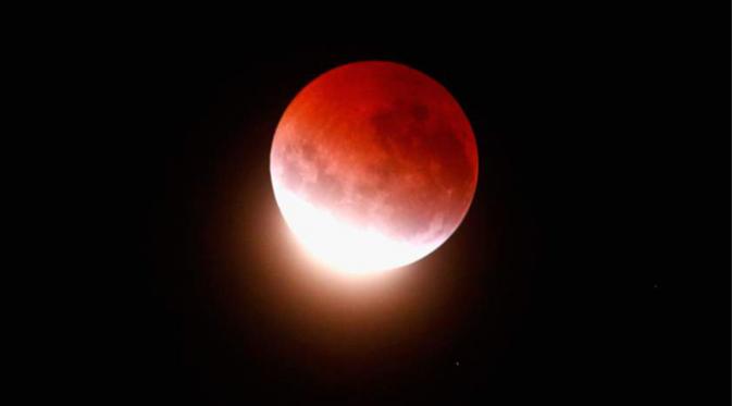 Banyak sekali fenomena alam pada bulan yang bisa dilihat dari bumi, salah satunya adalah gerhana bulan darah.