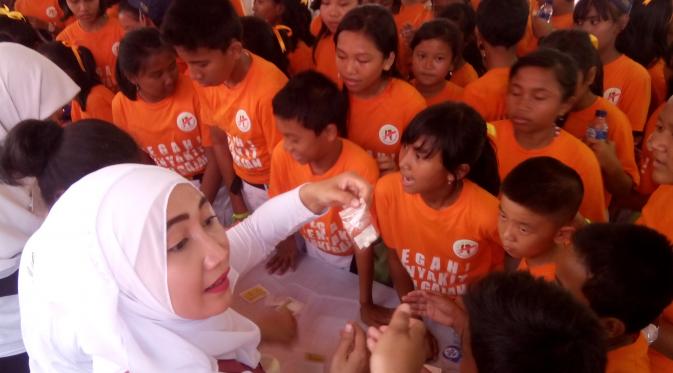 Pemberian Obat Pencegahan Massal (POPM) di Cibinong, Jawa Barat. 