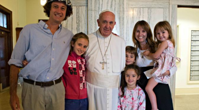 Keluarga Catire Walker dan Noel Zemborain akhirnya bertemu Paus Fransiskus (Crux Now)