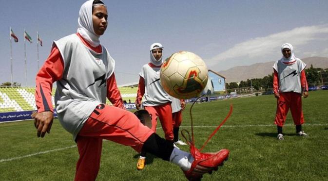 Pemain sepak bola wanita Iran | Via: dailymail.co.uk