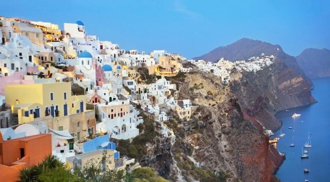 Oia, Santorini, Yunani. | via: lazypenguins.com