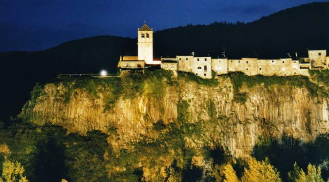 Castellfollit De La Roca, Spanyol. | via: commons.wikimedia.org