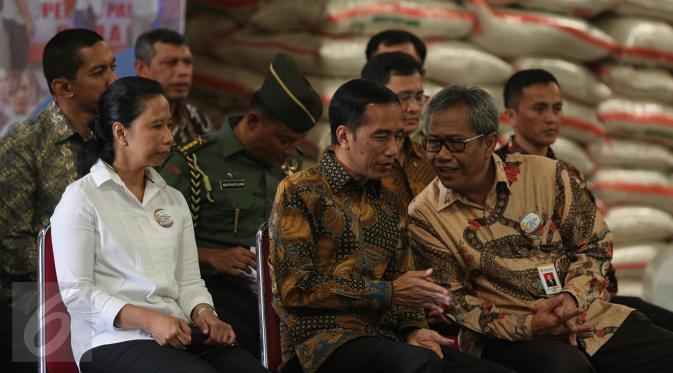 Presiden Jokowi berbincang dengan Dirut Bulog Djarot Kusumayakti (kanan) saat meninjau stok beras di Gudang Bulog, Jakarta, Jumat (2/10). Jokowi melepas secara simbolis 1.034 ton beras untuk 5 kota besar di Indonesia. (Liputan6.com/Faizal Fanani)