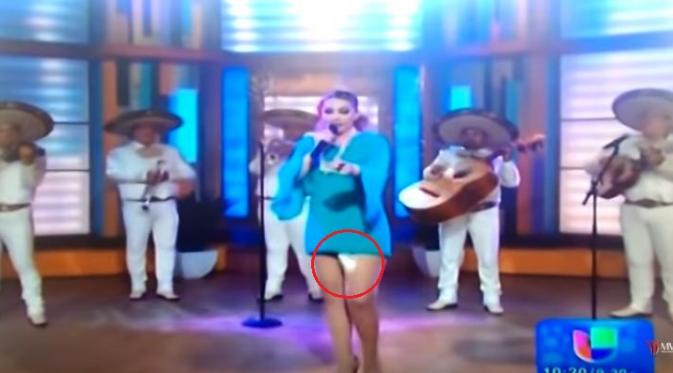  Momen pembalut milik penyanyi Meksiko Patricia Navidad jatuh saat nyanyi di saiaran langsung televisi setempat | Via: youtube.com