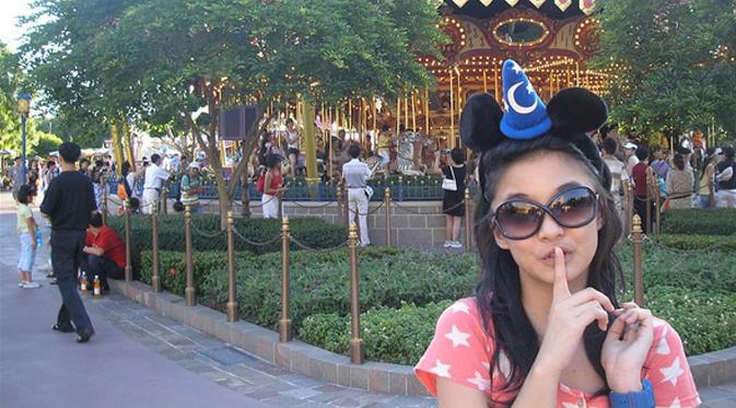 Chelsea Olivia pun berharap jika ia bisa pergi ke Disneyland dan akhirnya Glenn Alinskie pun mewujudkan impian itu. (instagram.com/glennalinskie)