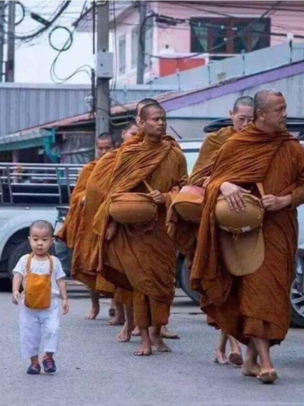 Kehidupan biksu cilik yang menggemaskan namun penuh disiplin | Via: facebook.com