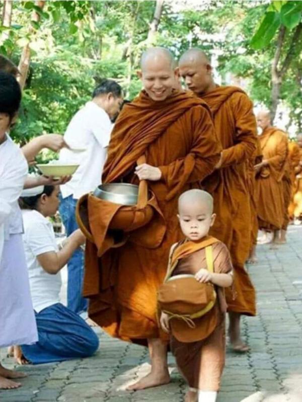 Kehidupan biksu cilik yang menggemaskan namun penuh disiplin | Via: facebook.com