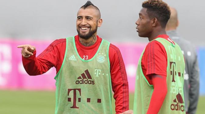 Gelandang Bayern Muenchen, Arturo Vidal (kiri), pada sesi latihan tim, di Muenchen, Jumat (2/10/2015).