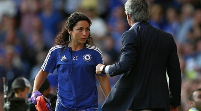 Mantan fisioterapis Chelsea, Eva Carniero, bersama manajer Chelsea, Jose Mourinho, saat laga kontra Swansea City, 8 Agustus 2015. (Telegraph)
