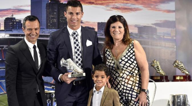 Cristiano Ronaldo bersama putra dan sang bunda di saat terima penghargaan dari Real Madrid (GERARD JULIEN / AFP/Liputan6.com)