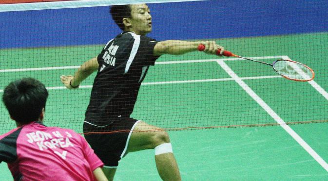 Tunggal putra Indonesia Ihsan Maulana Mustofa menyingkirkan pemain Korea, Jeon Hyeok Jin, di semifinal Thailand Open Grand Prix Gold 2015, Sabtu (3/10/2015). (Liputan6.com/Humas PP PBSI)