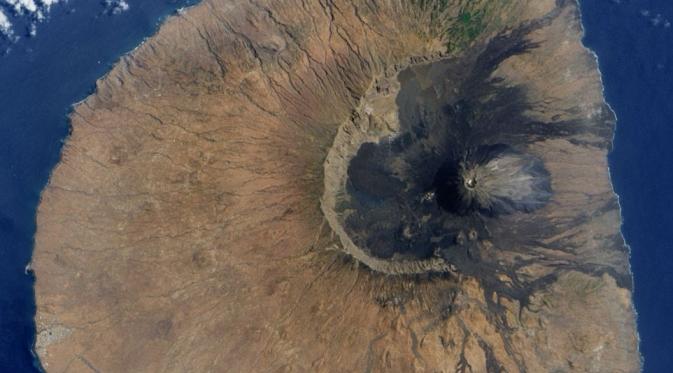 Gunung Fogo diduga kolaps sekitar 73.000 tahun lalu, memicu tsunami raksasa (NASA)