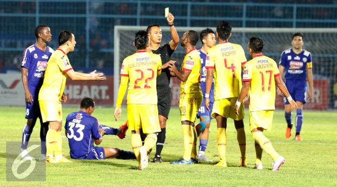 Pemain Sriwijaya FC, Patrich Wanggai mendapat kartu kuning saat laga melawan Arema Cronus di Piala Presiden 2015, Malang, Sabtu (3/10/2015). Pertandingan berakhir imbang dengan skor 1-1. (Liputan6.com/Yoppy Renato)