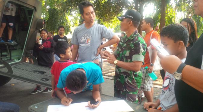 Dalam rangka HUT ke-70, TNI memamerkan alutsista di arena Car Free Day di Jalan Raya Niti Mandala, Renon, Denpasar, Bali, Minggu (4/10/2015). (Liputan6.com/Dewi Divianta)