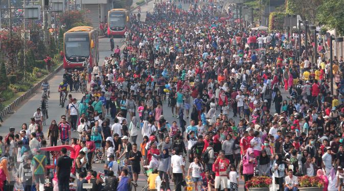 Ribuan warga melakukan olah raga saat Car Free Day di Bundaran HI, Jakarta,  Minggu (4/10/2015). Minggu pertama CFD di awal bulan ini dimanfaatkan warga Jakarta maupun dari luar Jakarta untuk berolah raga.(Liputan6.com/Angga Yuniar)